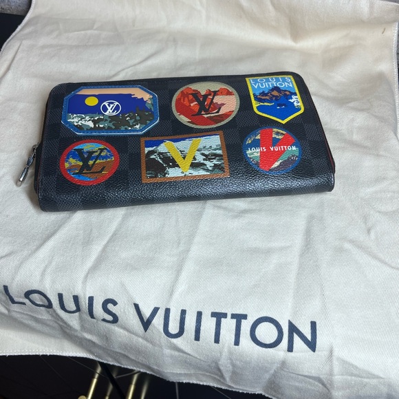 Rare authentic LV large wallet - Picture 2 of 4